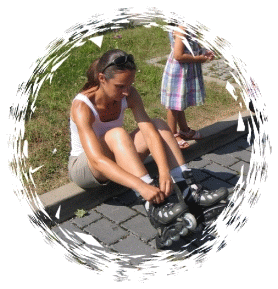 Nicole Rastbichler aus Pulheim am Starttag in Mainz beim anziehen der Inlineskates.