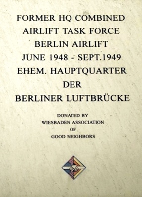 Inschrift der kleinen Gedenktafel am Haus in der Wiesbadener Taunusstrasse 11. Bild � Manfred R�del