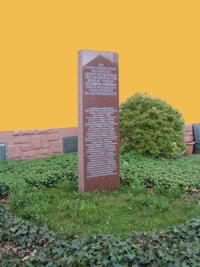 Gedenkstein im heutigen Wiesbadener Europaviertel � Fotomontage  Manfred R�del