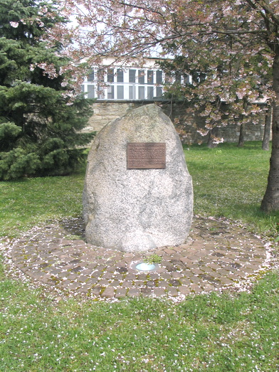 Erinnerungsstein zur Luftbr�cke am Army Airfield in Erbenheim - Airlift Memorial Stone -  � Foto Manfred R�del