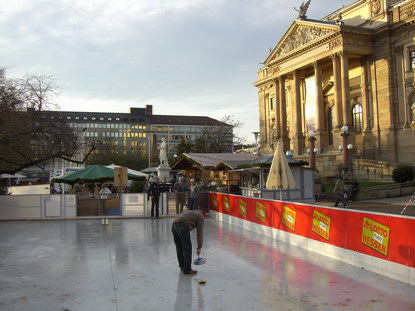 Kleine Eisbahn ( 10 × 20 Meter) zum Eisstockschießen. Kleine Eisbahn ( 10 × 20 Meter) zum Eisstockschießen.