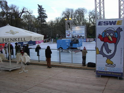 Hier ist der Eismeister bei seiner Arbeit -- Erstellung und Pflege einer guten Eisfläche. Hier ist der Eismeister bei seiner Arbeit -- Erstellung und Pflege einer guten Eisfläche.