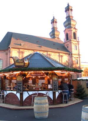 Kirche im Hintergrund = St. Peter