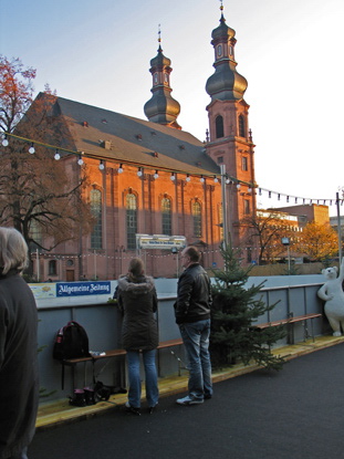 Kirche im Hintergrund = St. Peter