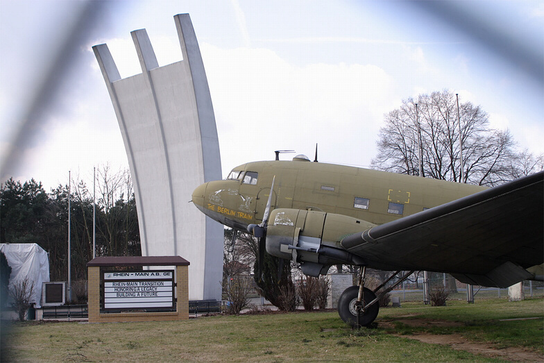 Luftbr�ckendenkmal mit C-47 Skytrains/Douglas DC-3 in Frankfurt � Mike Snyder