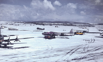 C-54 transport aircraft parked at Wiesbaden Air Base after a snow fall in March 1949. These aircraft are still participating in airlift operations to support Berlin during the Berlin Airlift. ( Zur Originalseite bei Wikipedia = Hier Klicken)