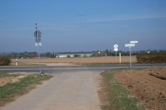  Erbenheim - Achtung! Kreuzungsbereich der Zufahrtsstra�e zur Air-Base.Bildpunkt Nr:1